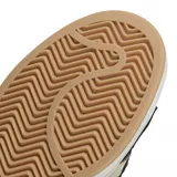 Championes Adidas modelo Campus 00s, de diseño inspirado en el skate de los años 2000. Presentan una base de gamuza negra con las icónicas tres tiras laterales y refuerzo en el talón en color crema. Incluyen cordones gruesos en tono celeste pastel, suela blanca con entresuela de goma y base de color caramelo.