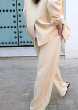 Pantalón de traje de tiro medio color amarillo claro, con diseño recto, bolsillos laterales y trabillas para cinturón. Confeccionado en mezcla de lino, viscosa y lyocell.