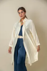 Camisa larga lisa color negro, de seda, que se puede usar como camisa o túnica.