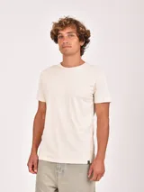 Remera de cuello redondo y manga corta, de corte clásico y diseño liso.