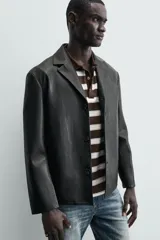 Blazer de corte relajado confeccionada en tejido efecto piel, con cuello de solapas de muesca, manga larga y cierre frontal de tres botones.