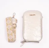 Porta celular plateado con correa de tela estampada con rombos.