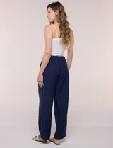 Pantalón holgado de tiro alto, color verde, con bolsillos frontales aplicados y cordón ajustable en la cintura.