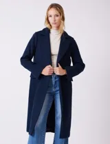 Tapado largo de lana Michael Kors, de corte recto y silueta estructurada. Presenta cuello con solapas amplias, cierre frontal con botones y bolsillos laterales con tapa. Incluye forro interno a tono.