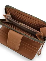 Billetera tipo sobre confeccionada en cuero vacuno color verde con textura tipo cocodrilo. Tiene cierre perimetral con cremallera, correa de mano desmontable y broche de cuero marrón con logo de la marca.
