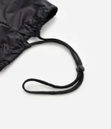 Campera puffer acolchada de corte relajado, con cuello alto, cierre frontal de cremallera y bolsillos laterales. Confeccionada en microfibra de poliamida ultraligera, resistente al agua y respirable.