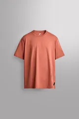 Camiseta de entrenamiento de hombre regular fit color negro, confeccionada en tejido técnico ligero y elástico con cuello redondo y manga corta.