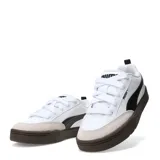 Championes urbanos Puma modelo Park Lifestyle OG, color blanco con detalles en negro y suela marrón. Presentan puntera reforzada en gamuza y el logo característico de la marca en el lateral.