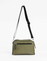 Bandolera color verde militar, confeccionada en material waterproof. Cuenta con doble cierre en el compartimento principal, un bolsillo frontal con cierre y cordón ajustable con stopper, y un bolsillo trasero con cierre. Incluye correa larga regulable de color negro.