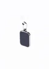 Dije cuadrado de acero quirúrgico con esmalte negro.