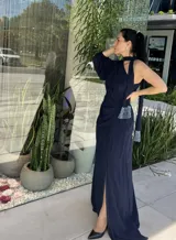 Vestido largo azul marino de fiesta con un solo hombro, abertura lateral y detalle de lazo en la cintura.