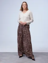 Pantalón palazzo de crepe estampado, marca Cupio, con pretina trasera elastizada, plisado delantero y bolsillos laterales.