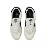 Championes urbanos New Balance modelo 440, de diseño bajo con combinación de colores blanco y crema. Presenta el logo 'N' en color negro en los laterales, refuerzos de gamuza en la puntera y talón, y perforaciones decorativas en la parte trasera.