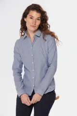 Camisa celeste de corte clásico, con cuello abotonado y mangas largas.