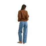 Buzo marrón de cuello redondo, con logo estampado en el pecho y puños y dobladillo acanalados.