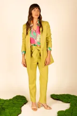 Pantalón de vestir color verde lima, de corte recto y tiro alto, con efecto cuero y lazo en la cintura.