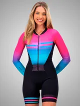 Jumpsuit de ciclismo con mangas largas, parte superior con degradado de rosa a celeste con franjas horizontales y parte inferior negra.