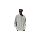 Camisa Oxford de manga larga color gris claro, de corte holgado, con cuello clásico, cierre frontal con botones y bolsillos con solapa en el pecho.