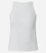 Musculosa básica femenina color marrón oscuro, confeccionada en malla rib de algodón con textura acanalada y cuello redondo.