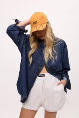 Short blanco de lino y algodón, con cintura elastizada y cordón ajustable.