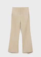 Pantalon de vestir de tiro medio con corte flare, diseño largo y bolsillos laterales. Cuenta con cierre de cremallera, botón y ganchos ocultos.