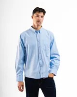 Camisa de corte clásico y manga larga, confeccionada en tejido Oxford. Presenta cuello abotonado, cierre frontal con botones y un bolsillo abierto en el lado izquierdo del pecho.