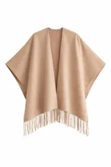 Ruana de diseño abierto con flecos en el borde inferior, confeccionada en tejido suave de color beige.