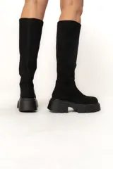 Botas bucaneras negras de caña alta con plataforma y suela track.