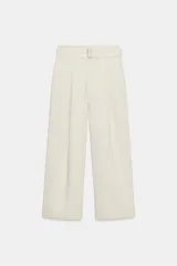 Pantalón de tiro alto con diseño de pierna ancha y pinzas frontales. Incluye un cinturón integrado del mismo tejido con hebilla metálica, bolsillos laterales ocultos y cierre frontal con cremallera y ganchos.