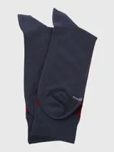 Media de largo medio con diseño de rombos en tonos azul marino y bordó, con puño suave y elástico.