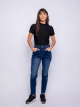 Jean chupín elastizado de tiro alto con botón metalizado.