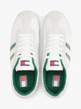 Zapatillas deportivas Tommy Jeans de estilo retro, color blanco con detalles en verde y rosa. Confeccionadas en poliéster con paneles de texturas mixtas, logo de la marca en el lateral y suela de goma.