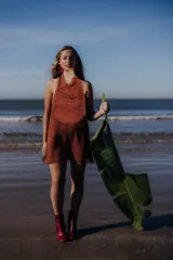 Vestido corto de tejido brillante con cuello halter y escote drapeado, de corte recto y holgado.