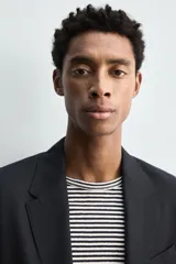 Blazer de corte relajado confeccionado en lino italiano, con cuello de solapas de muesca, cierre frontal de un botón, bolsillo de vivo en el pecho y bolsillos de plastrón en la cadera.