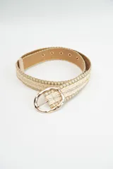 Cinturón de estilo trenzado en tonos beige y dorado, con hebilla metálica ovalada de acabado irregular.
