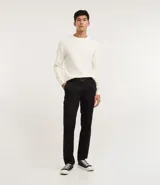 Pantalón de vestir color verde oscuro, corte slim, confeccionado en sarga de algodón y elastano.