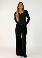 Pantalon de pana de corte recto y tiro medio, con diseño de pierna ancha y ruedo desflecado. Cuenta con cierre frontal y bolsillos laterales.