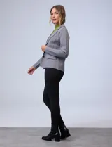 Cardigan tejido color borgoña, marca Elle. Con cuello con solapa, abertura central con botones y bolsillos simulados en la parte delantera.