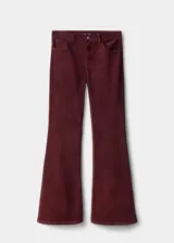 Pantalón jeans flare de terciopelo color bordó, de tiro alto y diseño largo, con cinco bolsillos, trabillas para cinturón y cierre frontal con botón y cremallera.