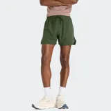 Short de running New Balance RC 5, color verde oliva, confeccionado en tejido elástico en cuatro direcciones con tecnología NB DRY. Presenta cintura elástica con cordón ajustable, detalles reflectantes y calzoncillo interior integrado.