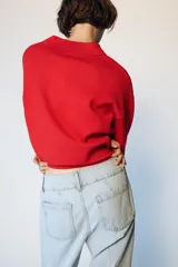 Jeans de tiro bajo con pernera recta y bajo con vuelta. Presenta bolsillos delanteros, bolsillos de plastrón en la parte trasera y cierre frontal con cremallera y botones.