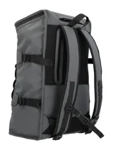 Mochila de estilo urbano en color gris oscuro, con diseño moderno y funcional. Presenta un compartimento principal superior con cierre, cordones elásticos ajustables en el frente para almacenamiento adicional y un bolsillo lateral de malla. El cuerpo de la mochila tiene un gran logo estampado en tono más oscuro.