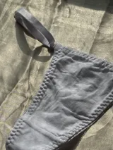 Bombacha tipo colaless de algodón suave, con tiras laterales regulables y delicadas terminaciones con costura zigzag.