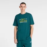 Remera de algodón color verde petróleo, con cuello redondo y mangas cortas. Presenta un estampado frontal con el logo de New Balance en color amarillo y líneas horizontales decorativas.