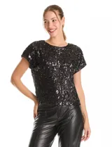 Blusa de manga corta con cuello a la base, completamente cubierta de lentejuelas negras. Cuenta con forro interno a tono.