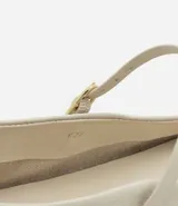 Bailarina de cuero color marrón con puntera cuadrada, taco plano y tira ajustable con hebilla metálica sobre el empeine.