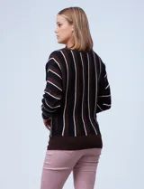 Buzo Tahari de tejido acanalado con mangas largas dolman y diseño a rayas verticales en marrón, negro y blanco.