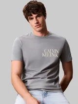 Remera de algodón de corte regular con cuello redondo y mangas cortas. Presenta un diseño gráfico con el logo de la marca apilado en el pecho.