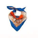 Pañuelo cuadrado de satén con estampado ornamental en tonos azul, naranja y beige.