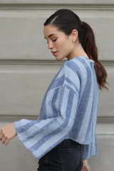 Sweater tejido de punto a rayas texturizado con lurex, color verde y azul. Cuenta con un calce oversize, mangas tres cuartos y cuello bote.